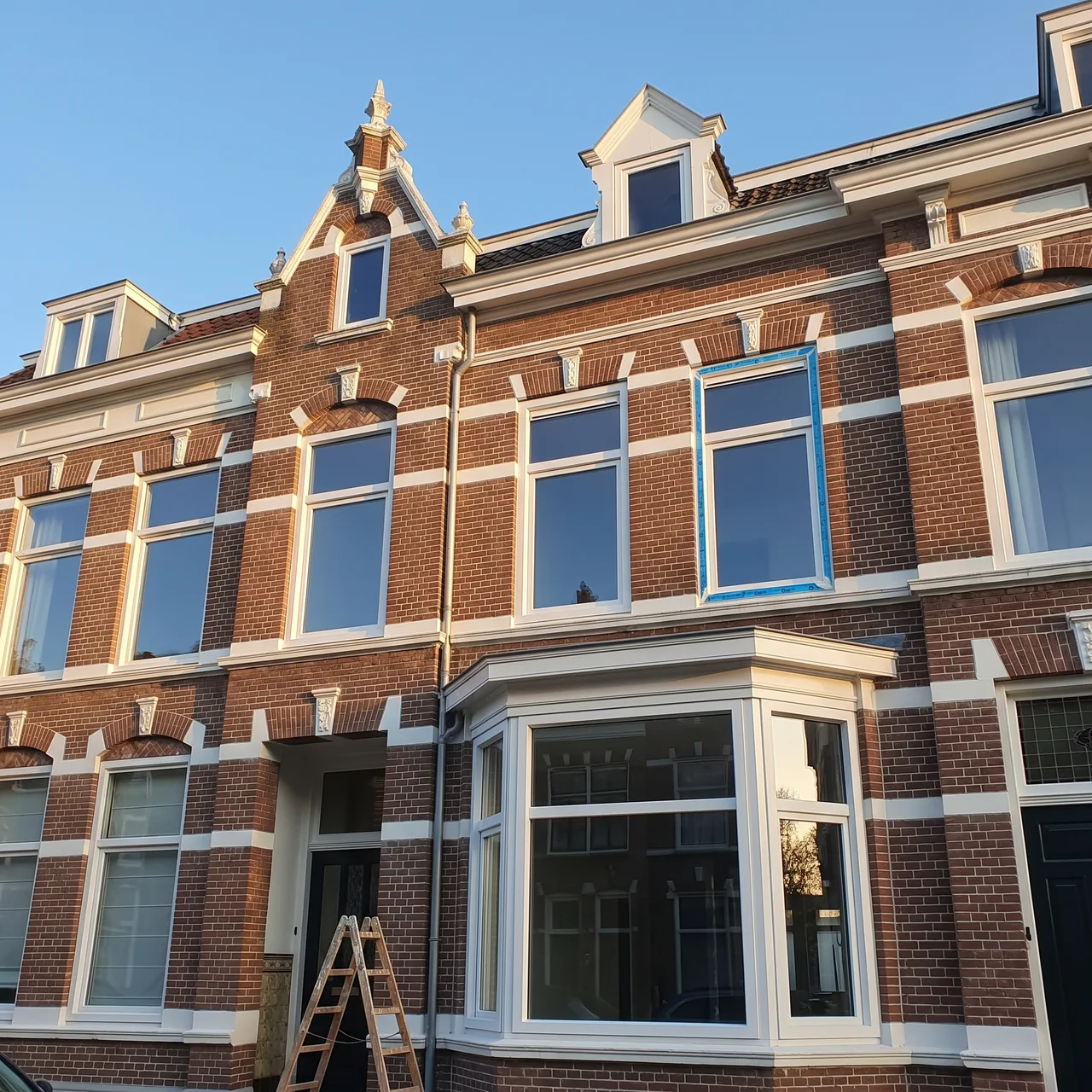 Haagse gevel met nieuwe witte kunststof kozijnen met HR++ glas