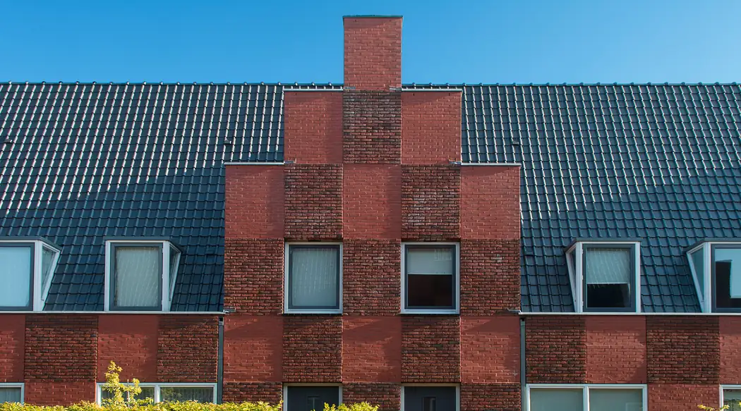 Rijtjeswoningen met dakkapellen en pannendak