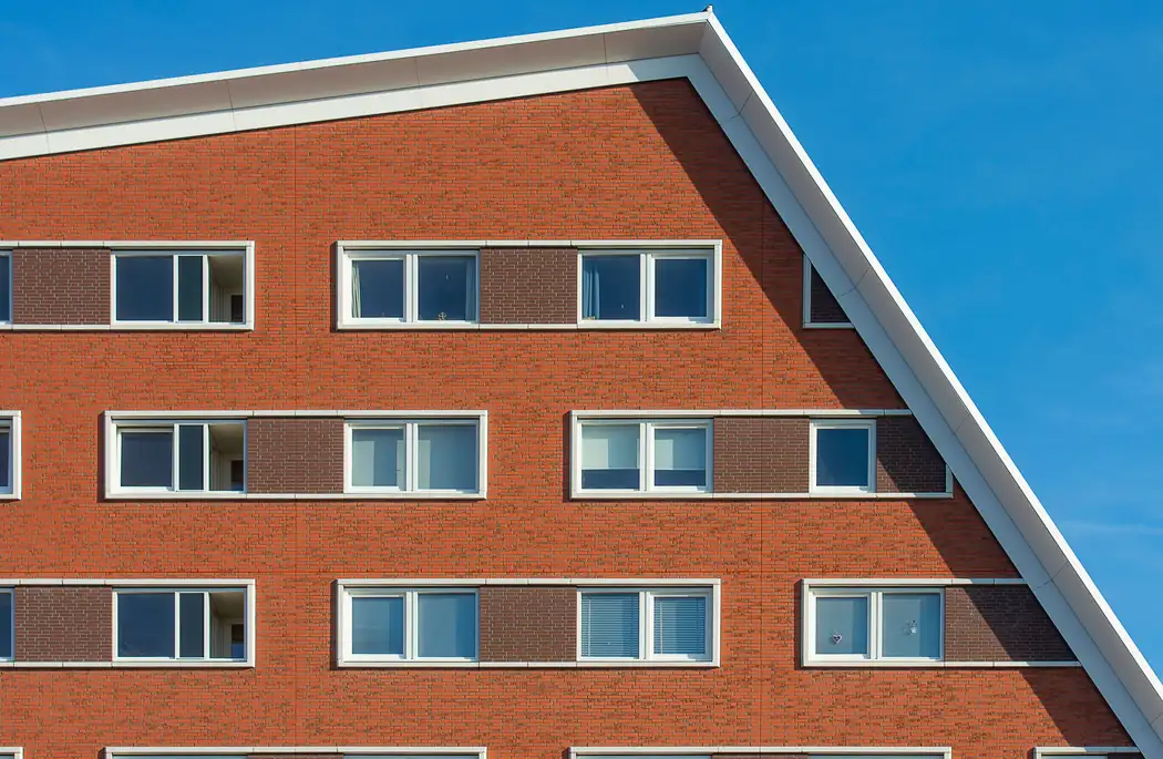 Gevel van een Haags appartementengebouw als raster van ramen